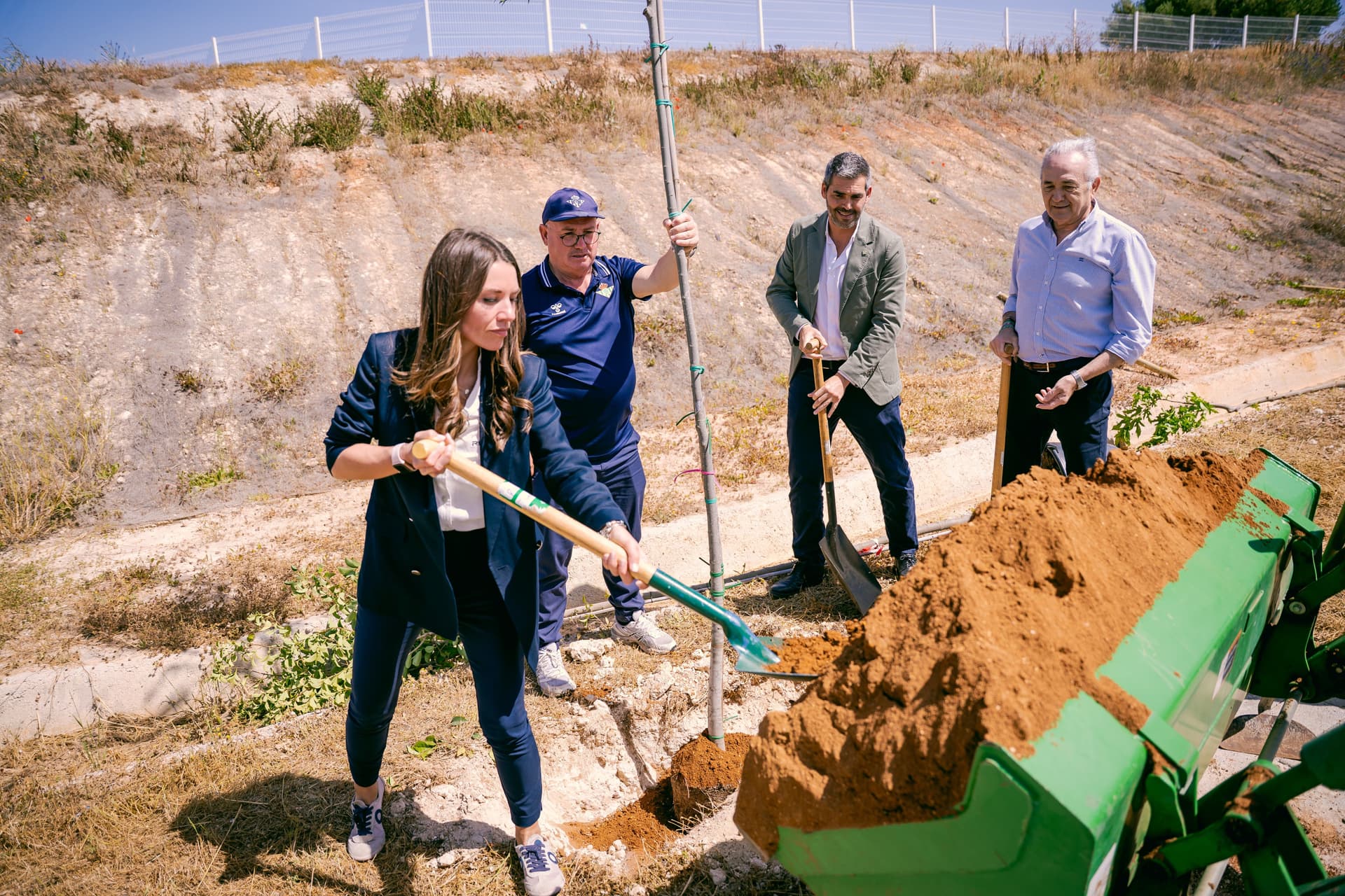 El Real Betis y REVEL crean una nueva zona de arbolado en la Ciudad Deportiva Rafael Gordillo Betis y REVEL crean una nueva zona de arbolado en la Ciudad Deportiva